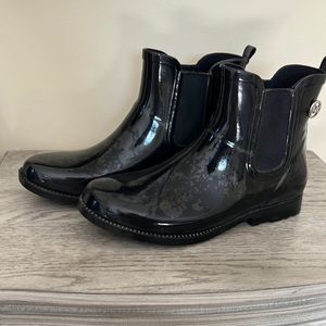 Michael Kohrs black rain boots!